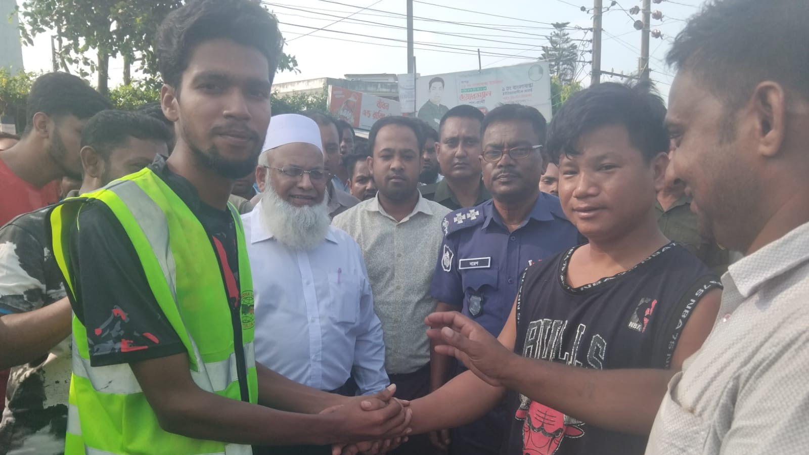 বাংলাবান্ধা স্থলবন্দরে ভুটানের ট্রাকচালককে মারধরের অভিযোগ, ঘণ্টাখানেক আমদানি-রপ্তানি বন্ধ
